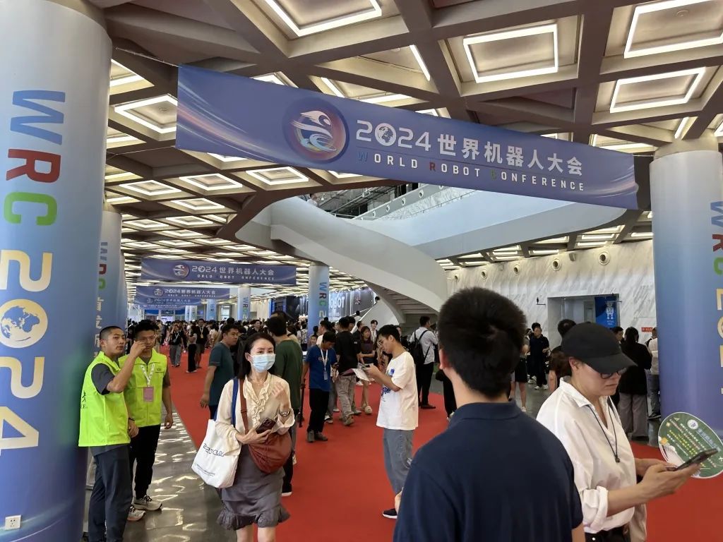 逛遍世界机器人大会:27款人形机器人爆场,机械臂大跳刀群舞,仿生人逼真到恐怖