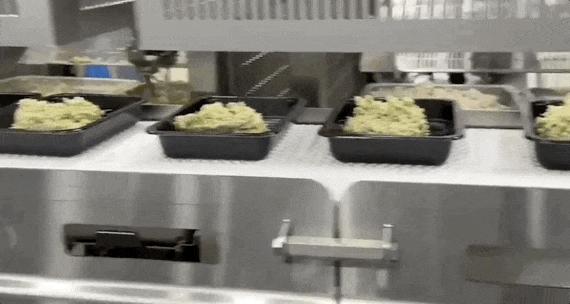 AI 在餐饮界也卷出了“萝卜快跑”，打饭比食堂阿姨手稳，炒菜接近大厨