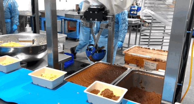 AI 在餐饮界也卷出了“萝卜快跑”，打饭比食堂阿姨手稳，炒菜接近大厨