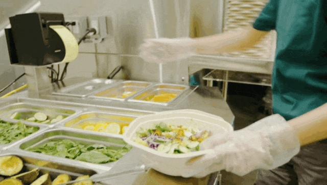 AI 在餐饮界也卷出了“萝卜快跑”，打饭比食堂阿姨手稳，炒菜接近大厨