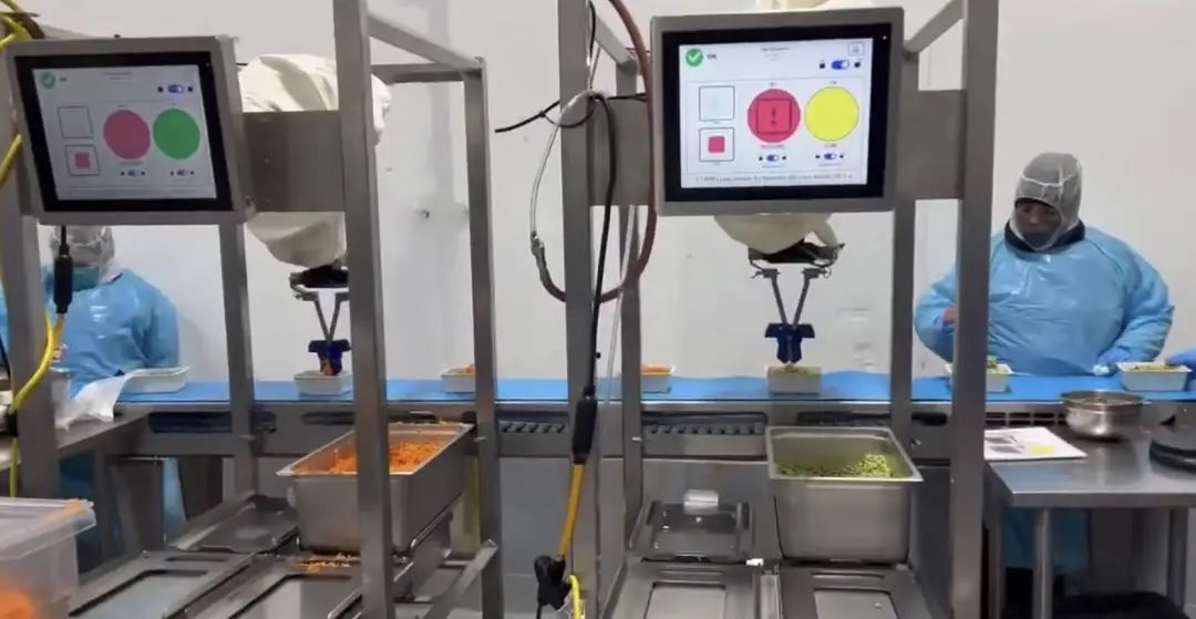 AI 在餐饮界也卷出了“萝卜快跑”，打饭比食堂阿姨手稳，炒菜接近大厨
