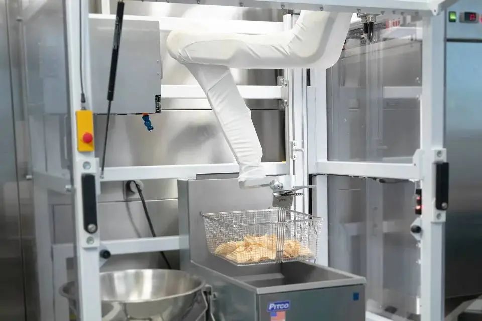AI 在餐饮界也卷出了“萝卜快跑”，打饭比食堂阿姨手稳，炒菜接近大厨