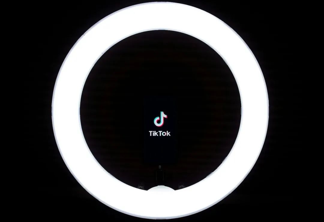 字节AI,“软硬”兼施