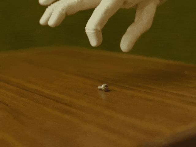 这个机器人的手,有点灵活过头了