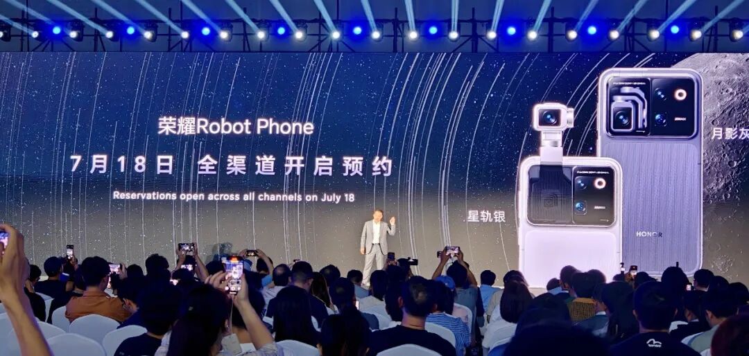 在WAIC 2026暴走三天后,我发现今年最火的AI,都不在电脑里了