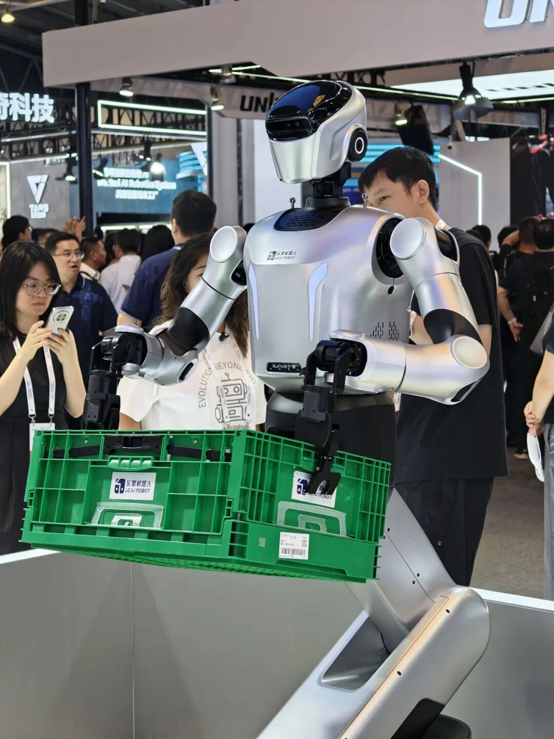 在WAIC 2026暴走三天后,我发现今年最火的AI,都不在电脑里了