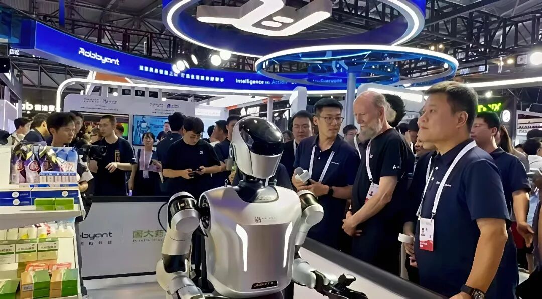 在WAIC 2026暴走三天后,我发现今年最火的AI,都不在电脑里了