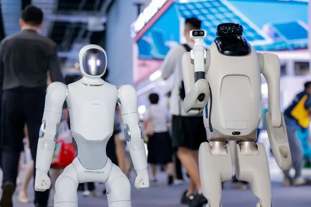 在WAIC 2026暴走三天后,我发现今年最火的AI,都不在电脑里了