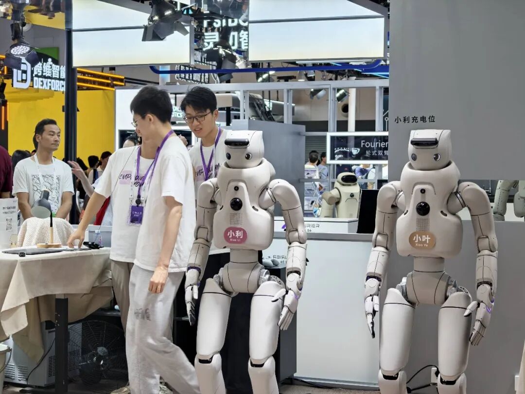 在WAIC 2026暴走三天后,我发现今年最火的AI,都不在电脑里了