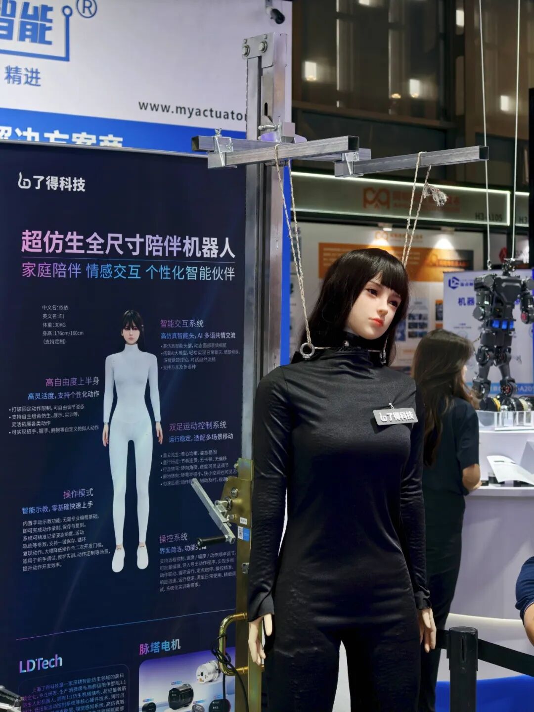 在WAIC 2026暴走三天后,我发现今年最火的AI,都不在电脑里了