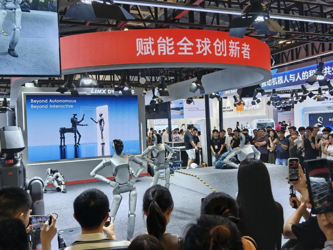 在WAIC 2026暴走三天后,我发现今年最火的AI,都不在电脑里了