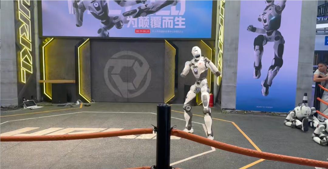 WRC前夜,晚上10点,机器人和人都还没下班