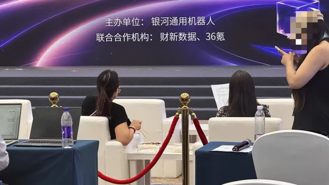 WRC前夜,晚上10点,机器人和人都还没下班