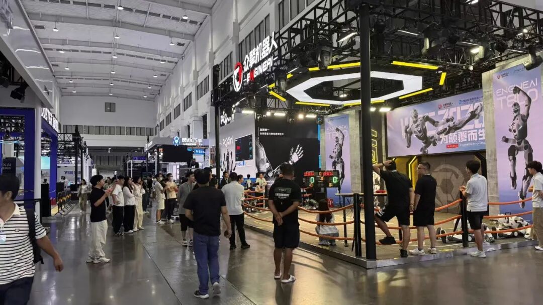 WRC前夜,晚上10点,机器人和人都还没下班