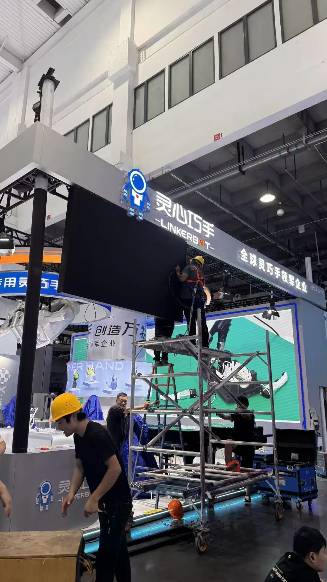WRC前夜,晚上10点,机器人和人都还没下班