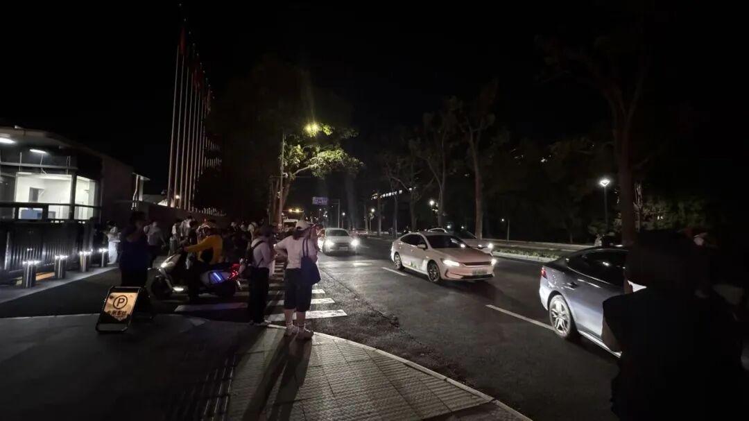 WRC前夜,晚上10点,机器人和人都还没下班
